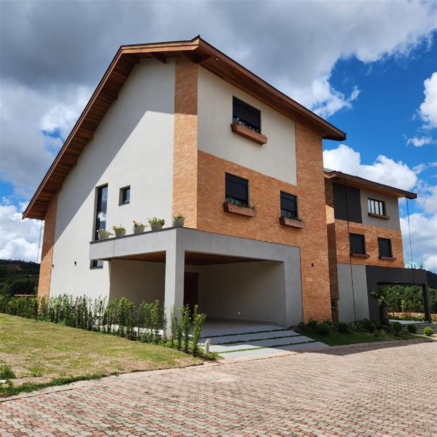 Casa, 4 quartos, 230 m² - Foto 1