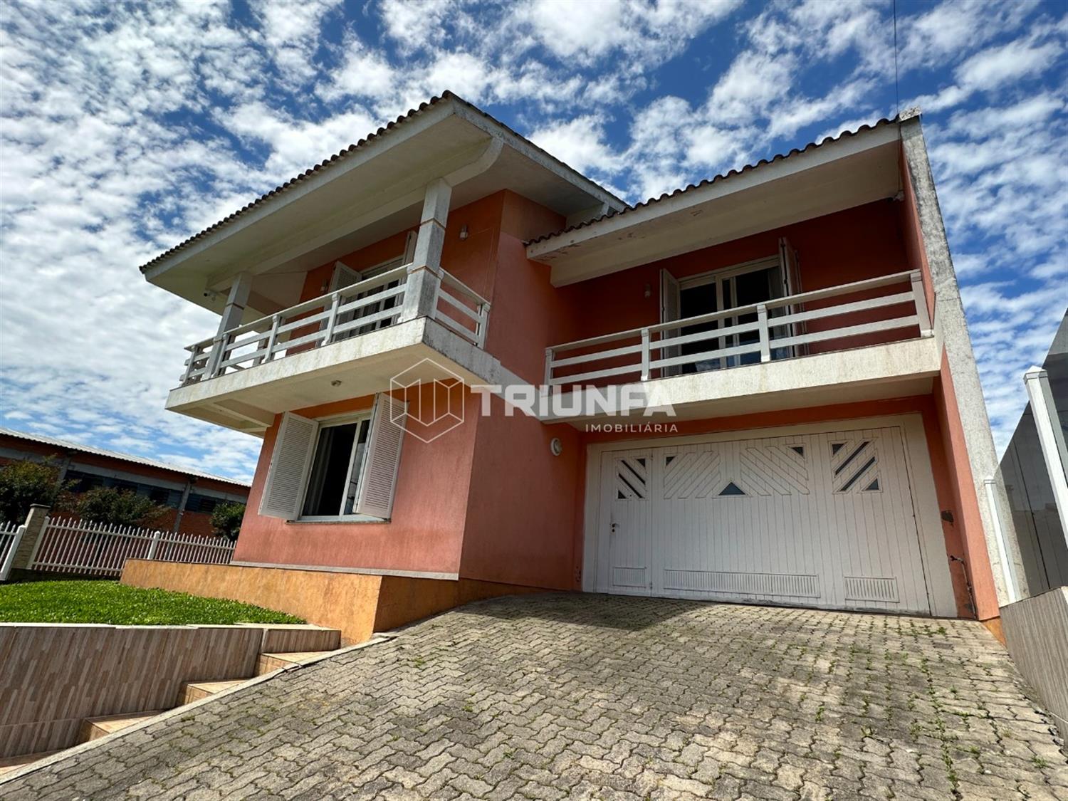 Casa semimobiliada, unidade possui: