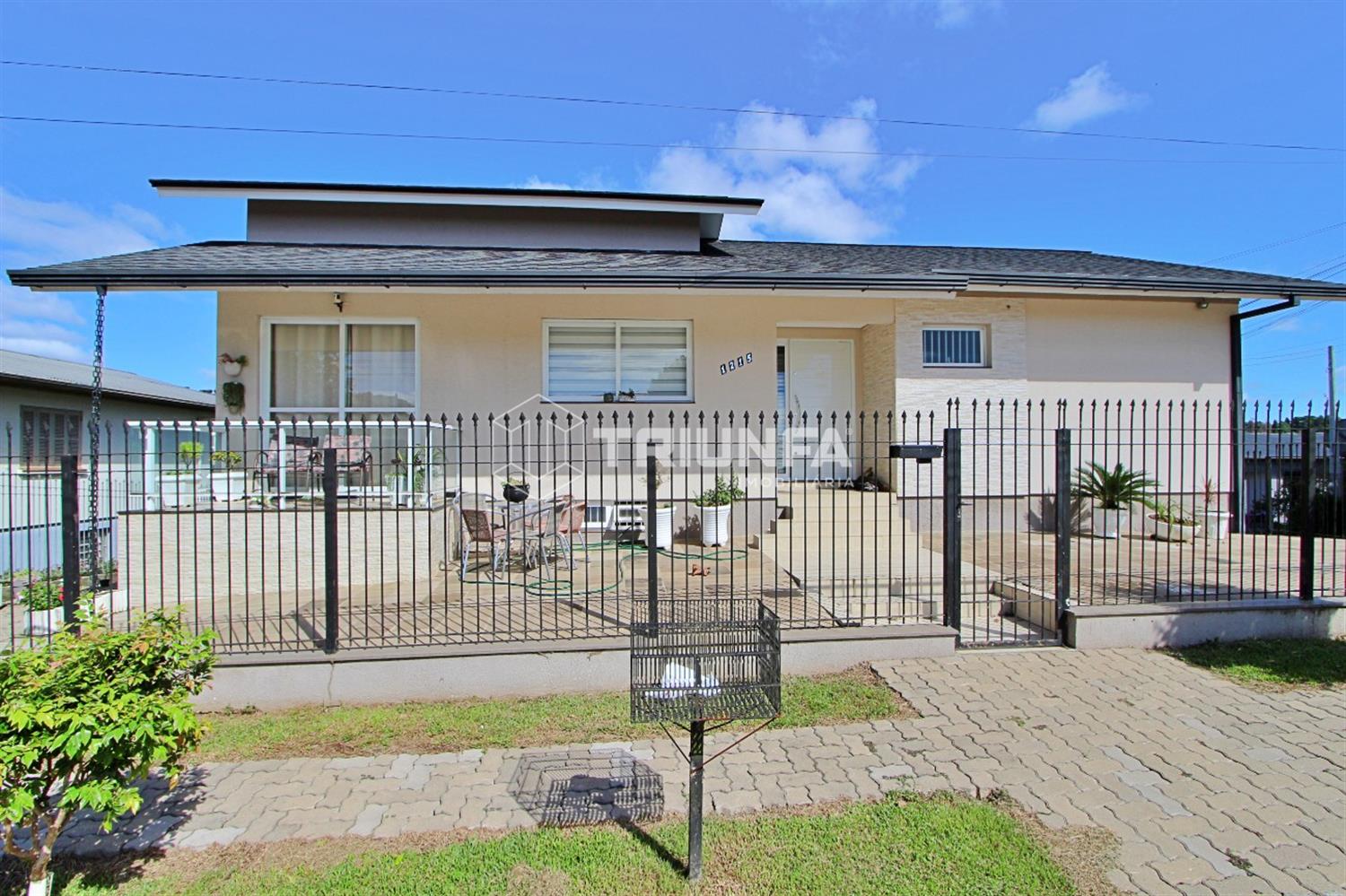 Está ampla casa de esquina é perfeita para quem busca conforto e espaço.