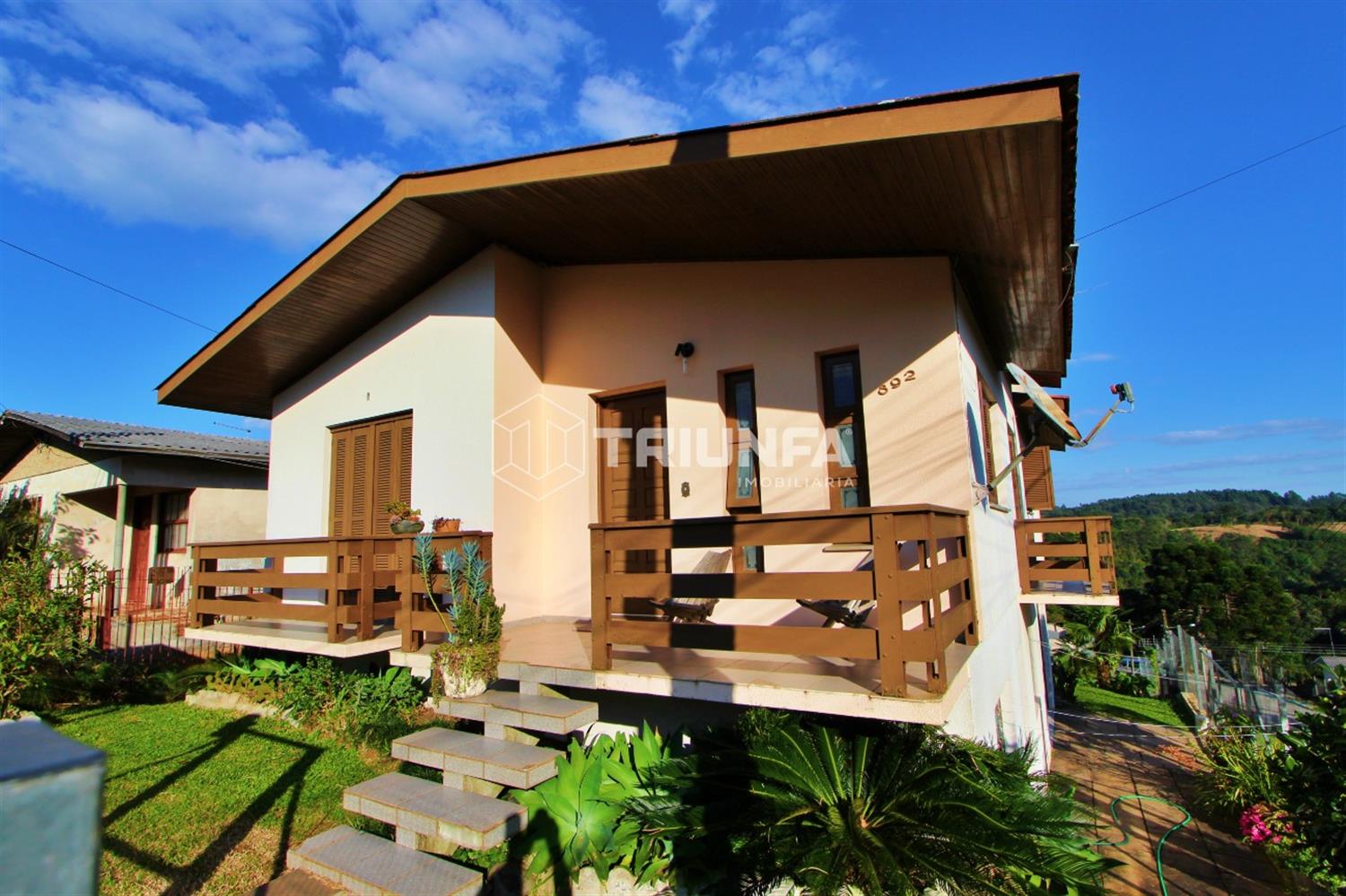 Casa aconchegante com três dormitórios sendo uma suíte. Sala e cozinha espaçosas.