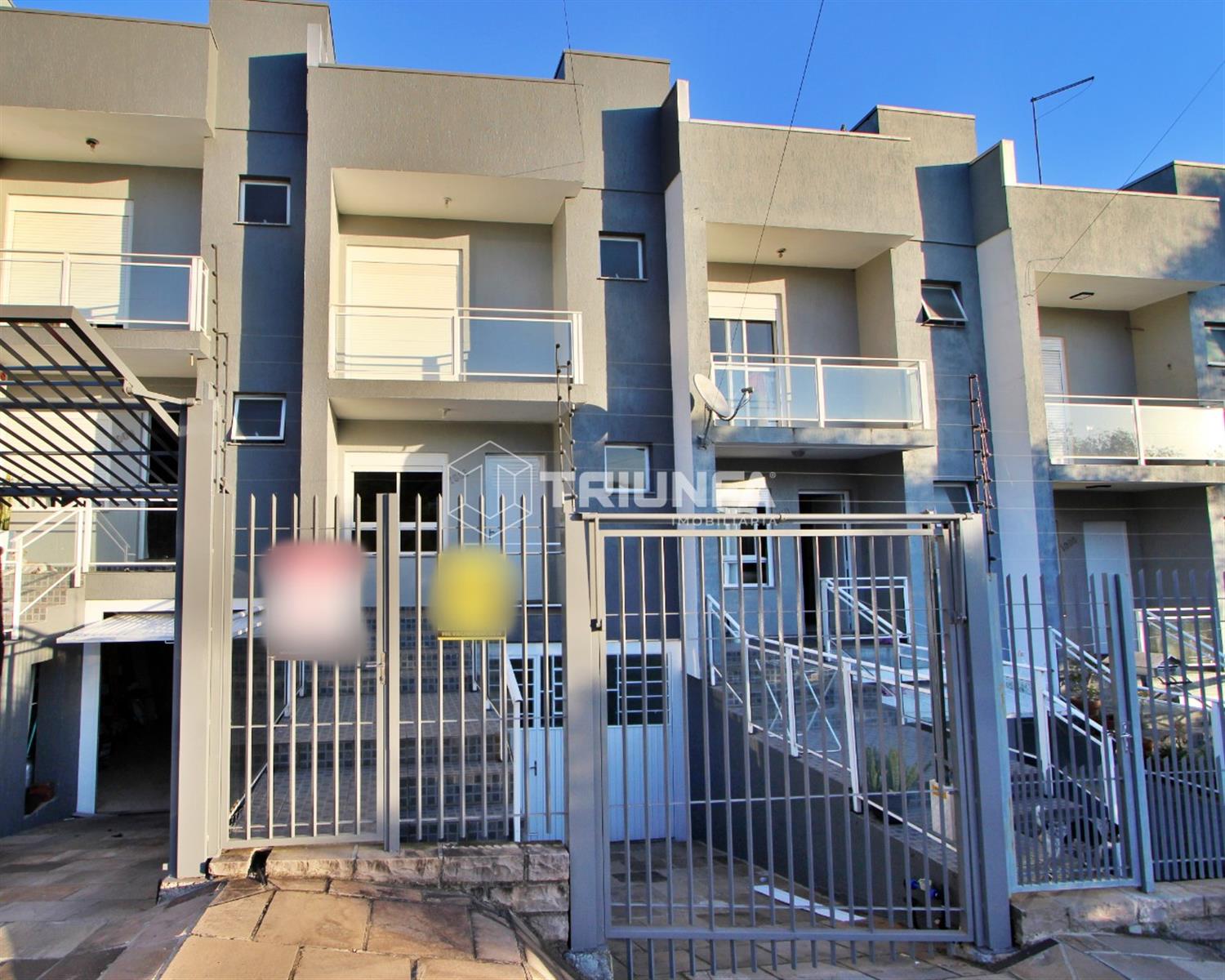 Excelente sobrado triplex em ótima localização, possuindo dois dormitórios sendo um com sacada, sala e cozinha