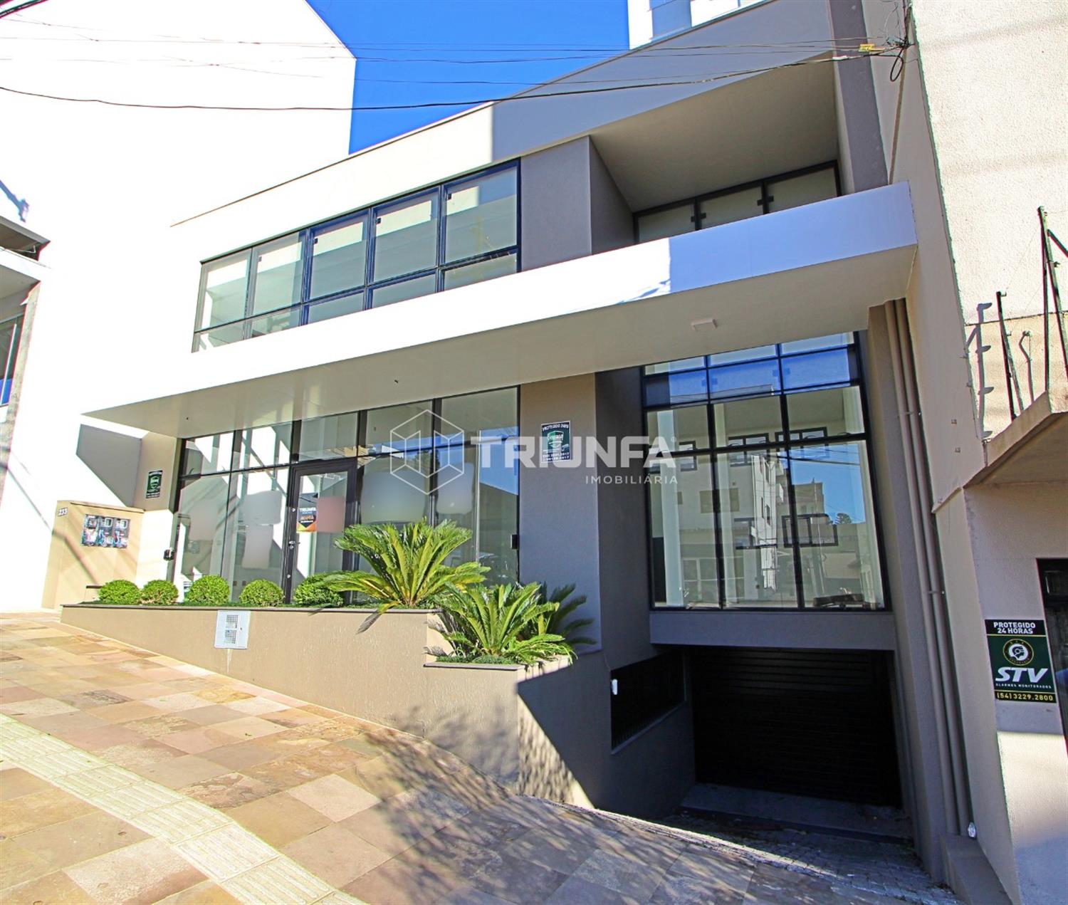 Sala térrea com possibilidade de fazer mezanino e garagem para 6 veículos