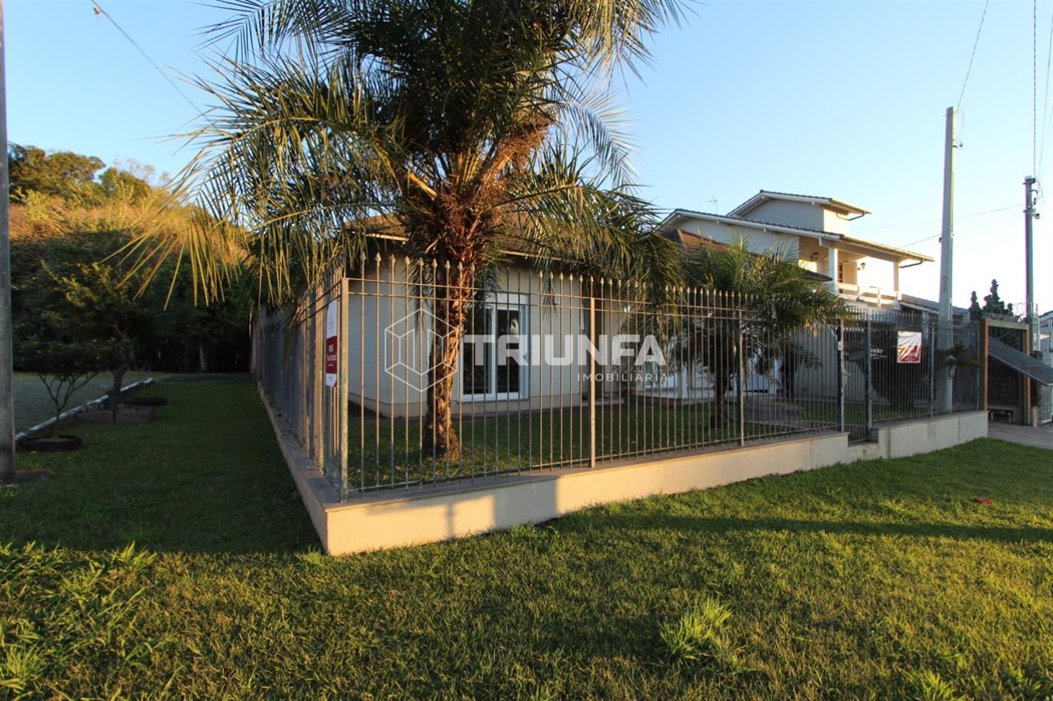 Localizada no bairro Bela Vista, em Farroupilha, esta encantadora casa de esquina está disponível para venda por