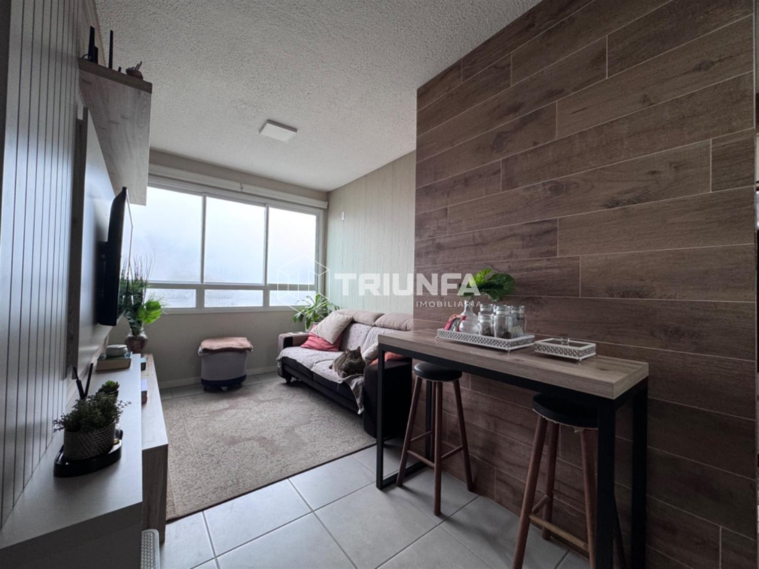 Venha conhecer este encantador apartamento mobiliado, situado próximo ao centro da cidade em um condomínio fechado que