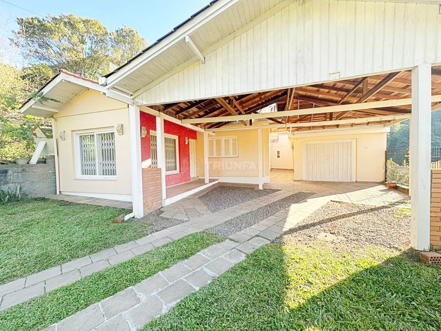 Localizada no bairro Medianeira, em Farroupilha/RS, esta casa de 3 dormitórios, sendo 1 suíte, é ideal para quem busca