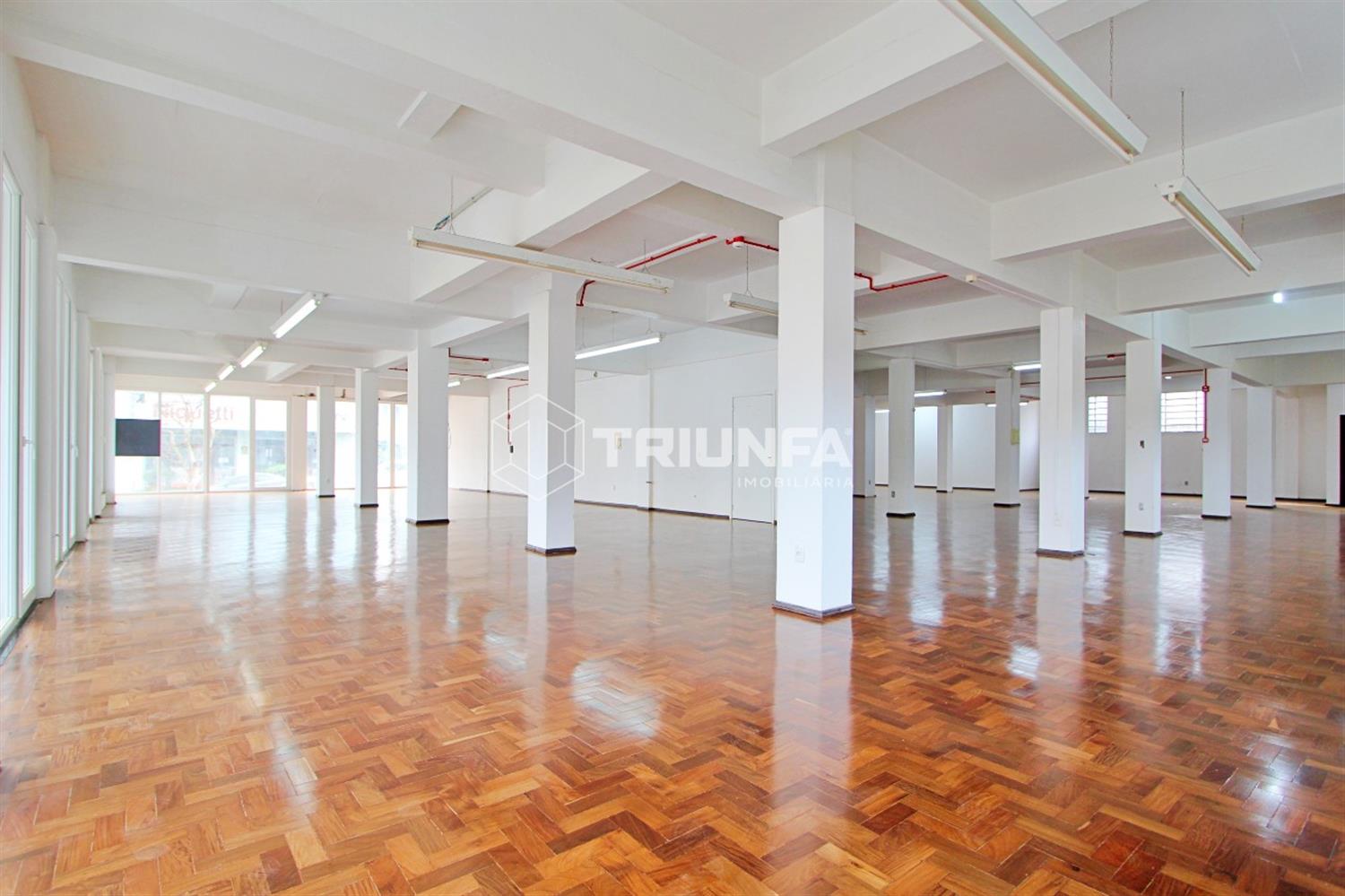 Sala comercial com excelente localização na Paulo Broilo no centro.