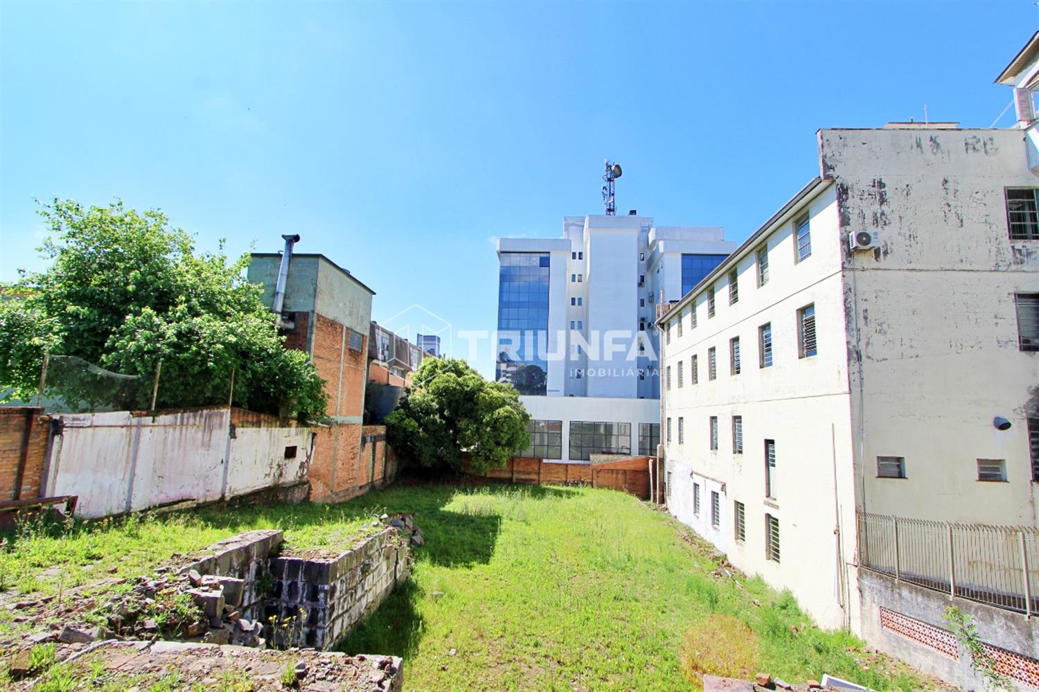 Terreno localizado no centro da Cidade de Farroupilha, à uma quadra da Prefeitura , hospitais, supermercados, academia.
