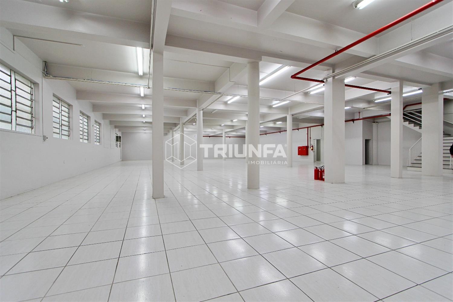 Este imóvel comercial oferece uma área de 1700 m, distribuídos em dois andares.