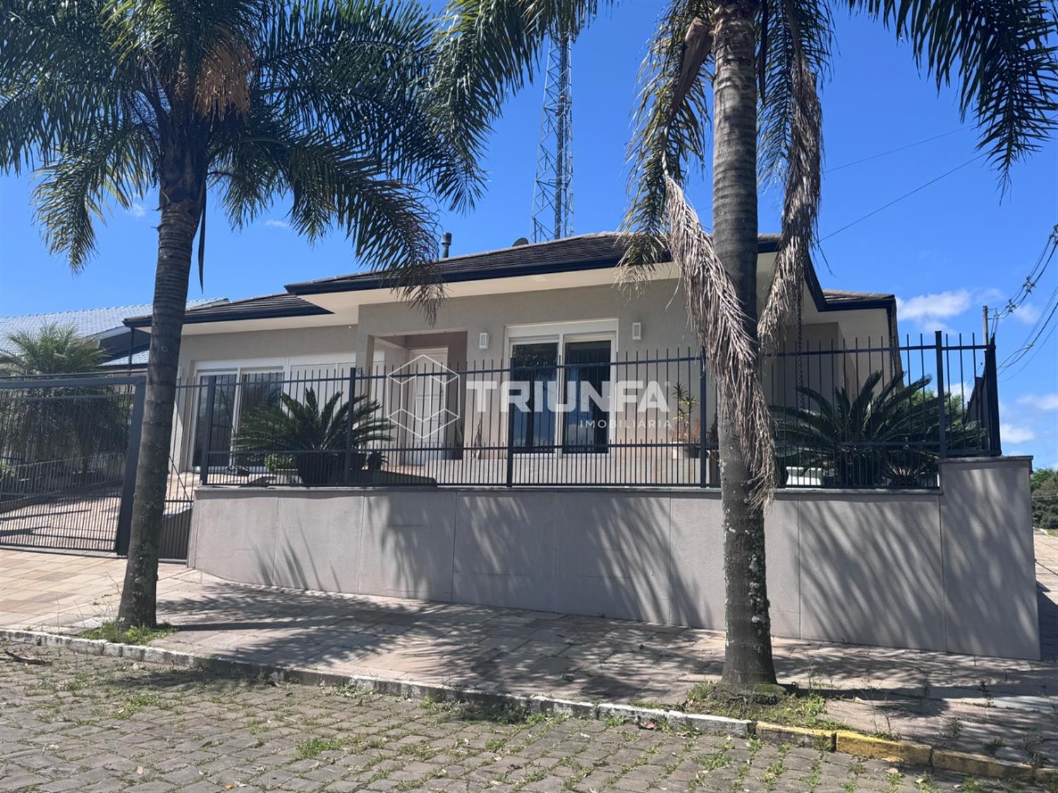 Imagine viver em uma casa de esquina no charmoso Bairro Bela Vista, em Farroupilha/RS, onde o aconchego e a