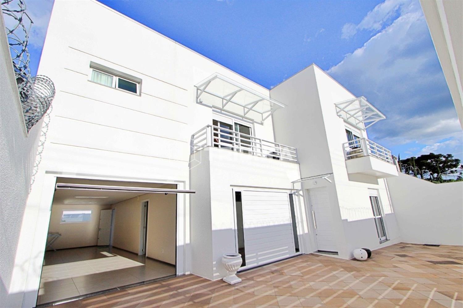 Imagine viver em uma casa que é o verdadeiro sinônimo de cuidado e elegância, localizada no charmoso e tradicional