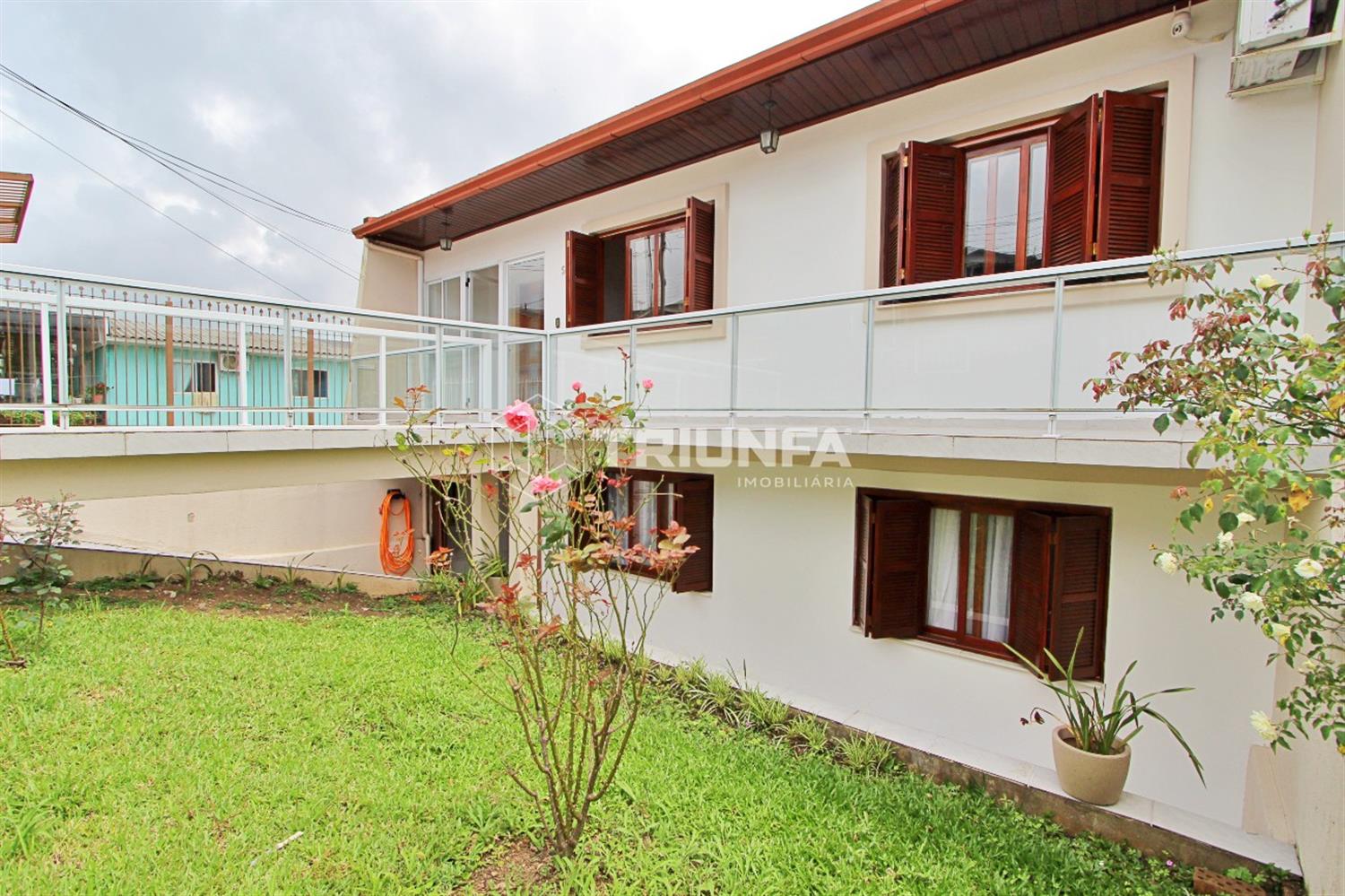 Esta casa de dois pavimentos oferece um ambiente confortável e funcional.