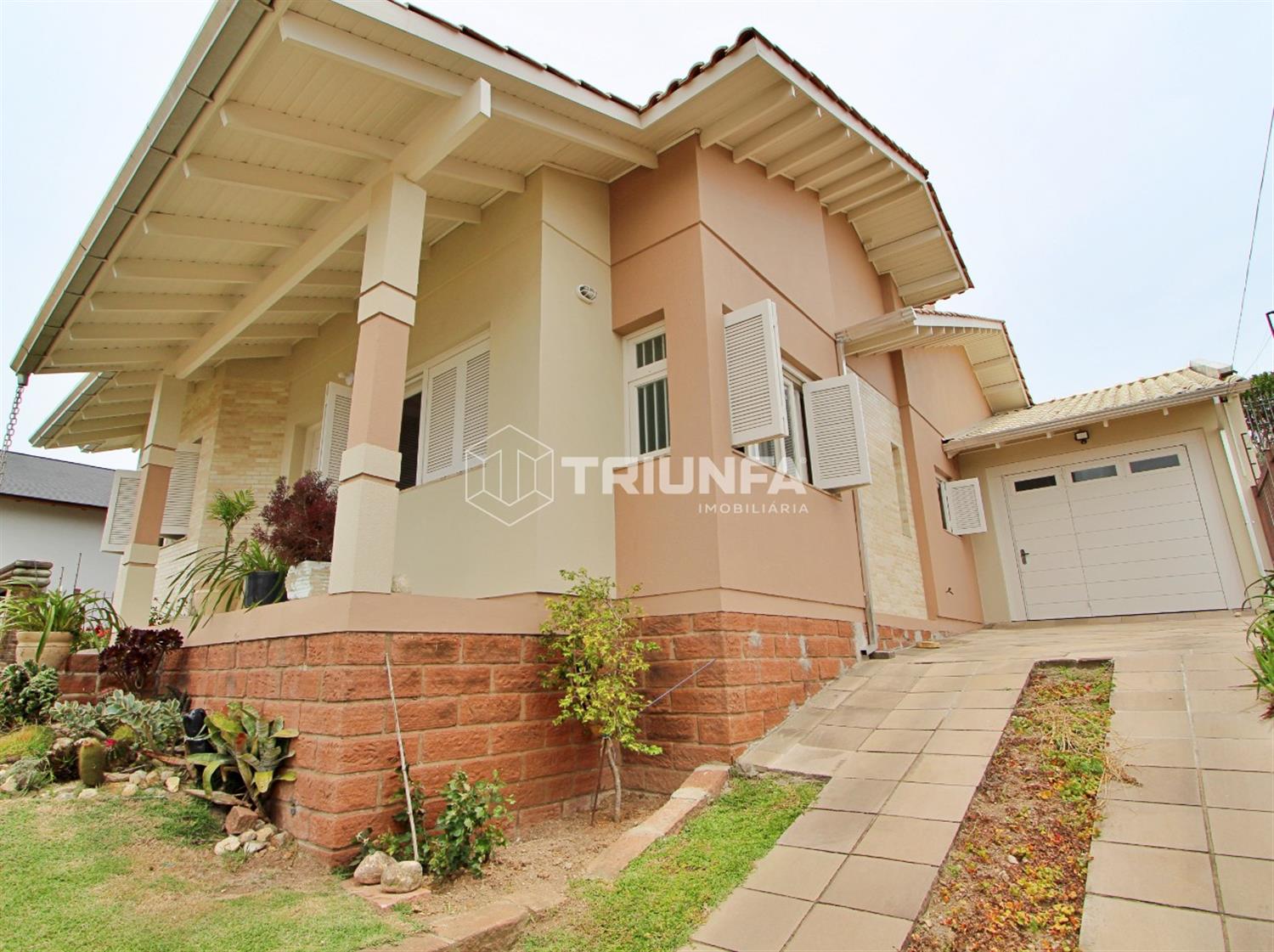 Casa com excelente posição solar, proporcionando ambientes bem iluminados e arejados.