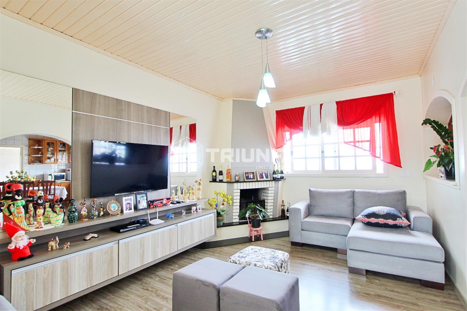 Localizada em um bairro tranquilo e próximo ao centro, esta residência oferece conforto, privacidade e conveniência.