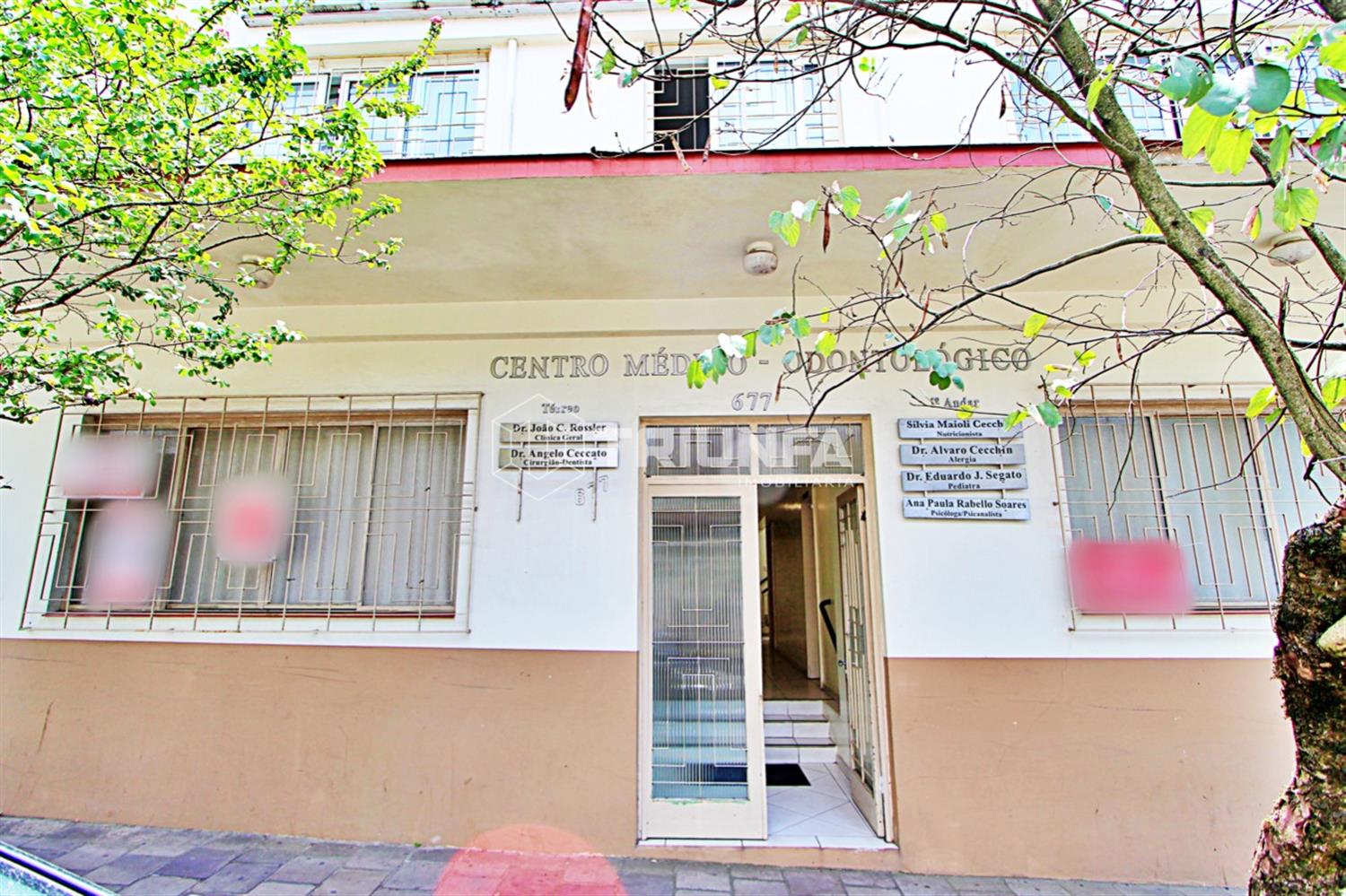 Sala comercial para locação no centro de Farroupilha, com 42 metros quadrados de área útil.