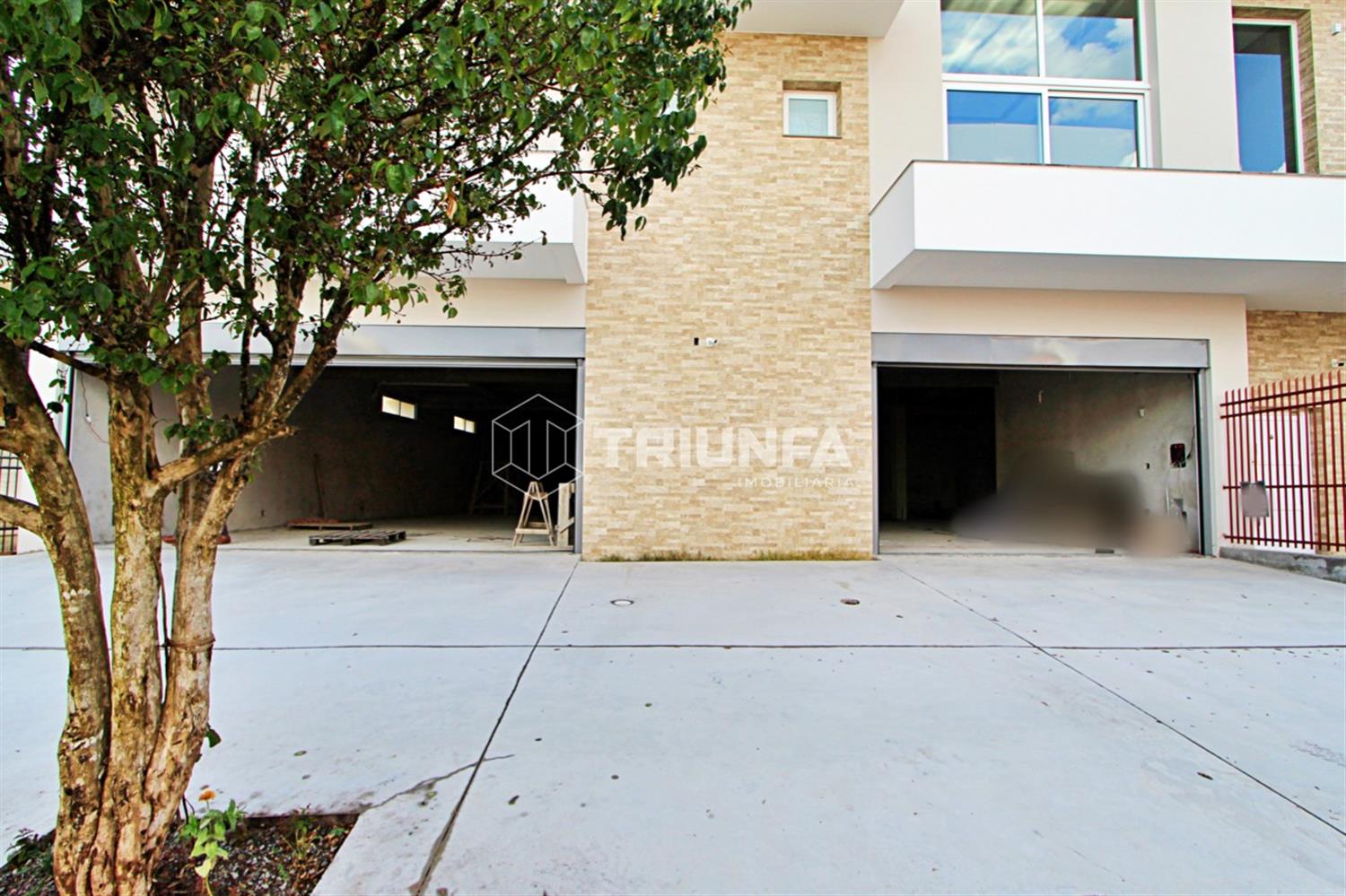 Sala comercial disponível para locação na Imobiliária Triunfa, com 400m², ideal para diversos tipos de negócios.