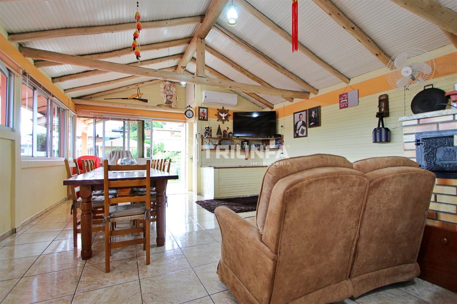 Esta casa se destaca pela excelente posição solar, garantindo luminosidade e conforto ao longo do dia.