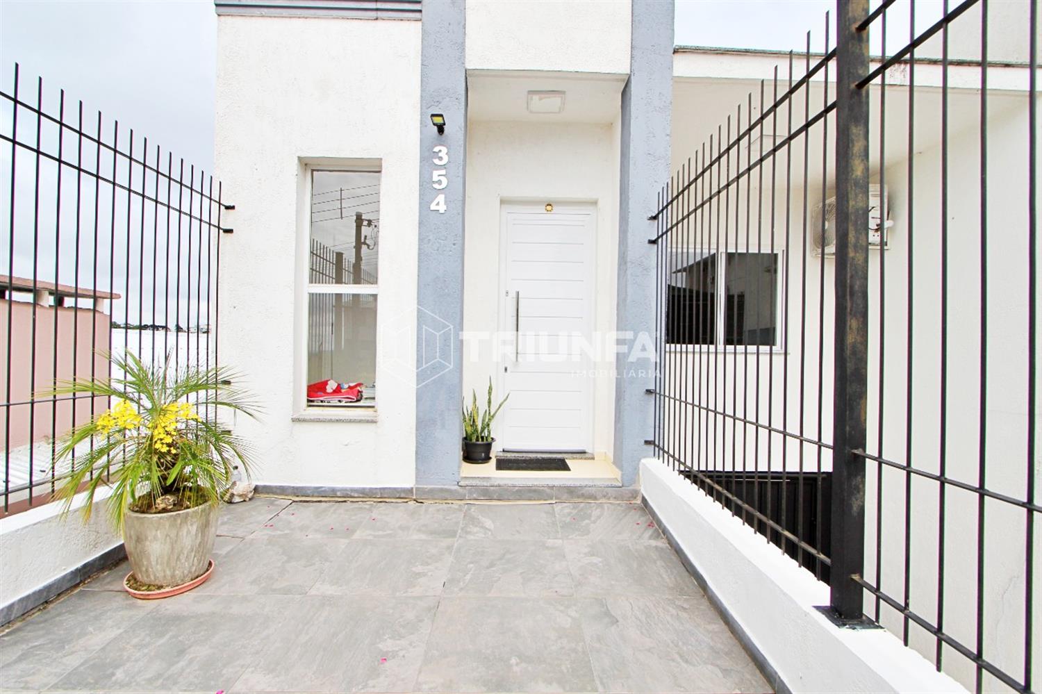 Localizado em uma área privilegiada do bairro Santo Antônio, está casa oferece conforto, praticidade e amplos espaços