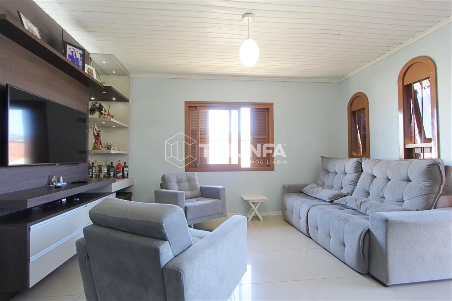 Esta casa é composta por uma ampla sala de estar, ideal para momentos de confraternização e relaxamento.