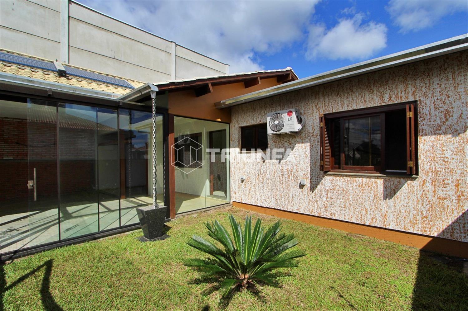 Esta casa semi-mobiliada oferece um ambiente aconchegante e funcional, ideal para quem busca conforto e praticidade.