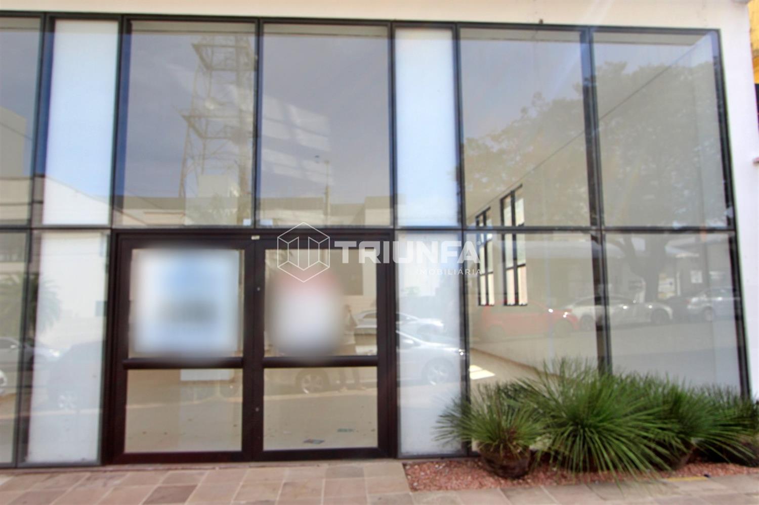 Excelente sala comercial térrea, com ambiente amplo e bem iluminado, ideal para diversos tipos de negócios.