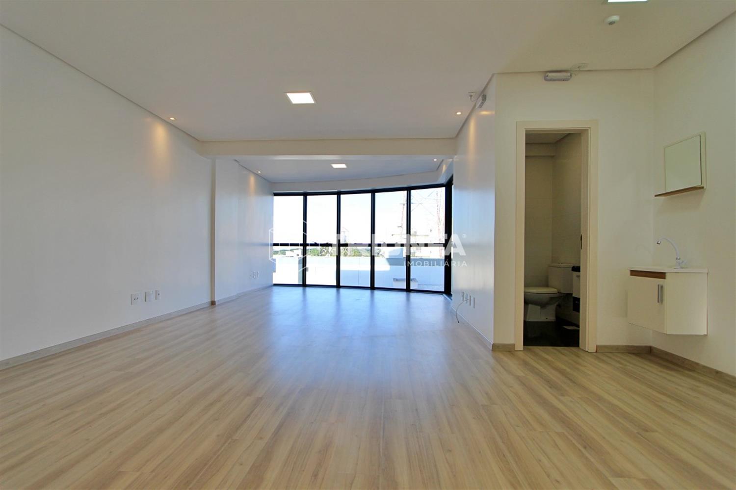 Sala comercial com amplo espaço, localizada em uma das regiões mais valorizadas do Centro, dentro de um dos centros