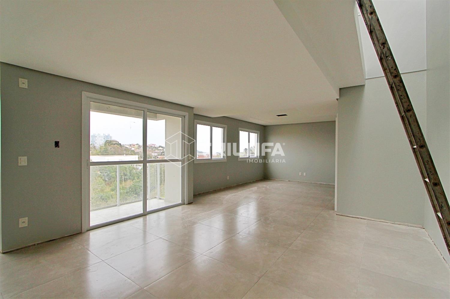Apartamento duplex com excelente posição solar, proporcionando ambientes bem iluminados e arejados ao longo do dia.