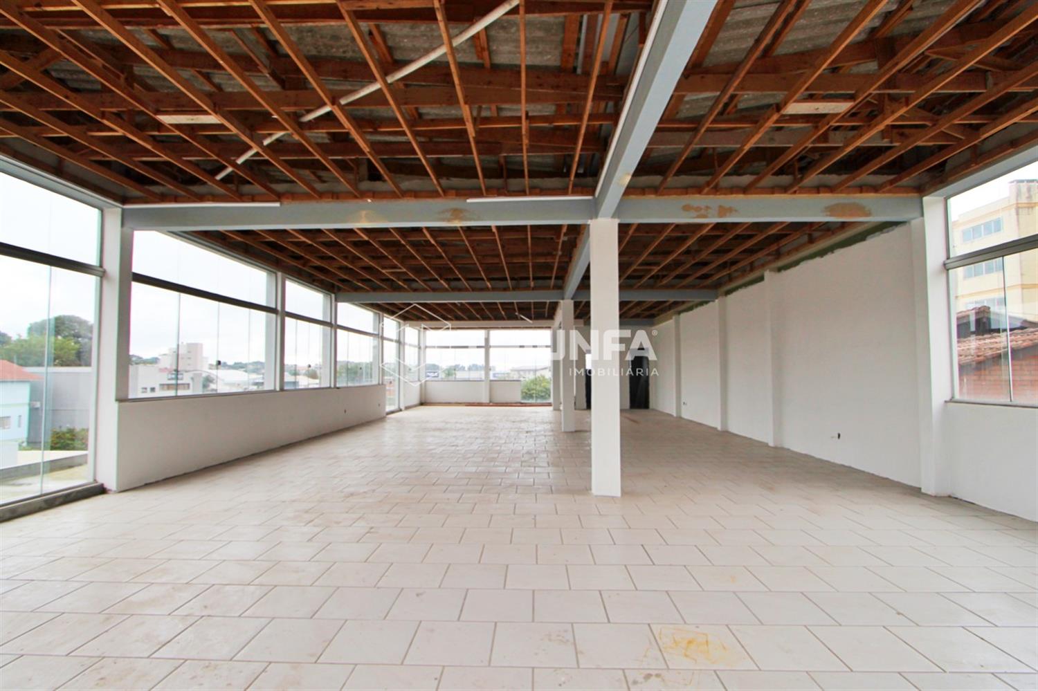 Sala comercial ampla para locação pela Imobiliária Triunfa, com espaço totalmente aberto que permite diversas
