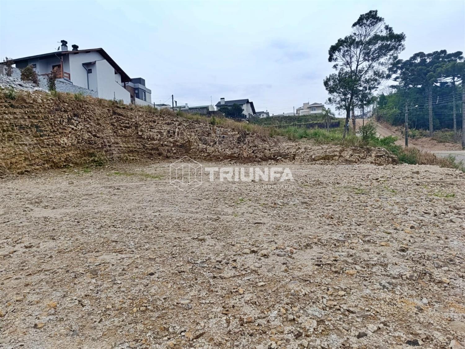 Dois terrenos localizados em um dos bairros mais nobres da cidade, com área total de 720 metros quadrados, oferecem uma