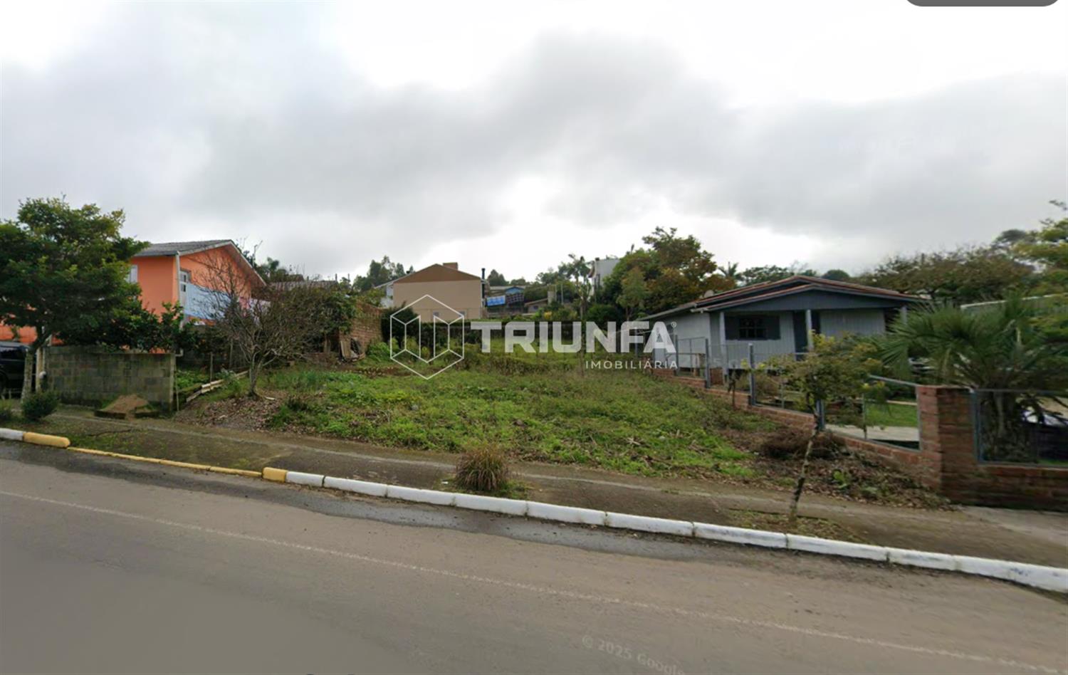 Excelente terreno no bairro Monte Verde, localizado na rua principal é o lugar excelente para você construir a casa que