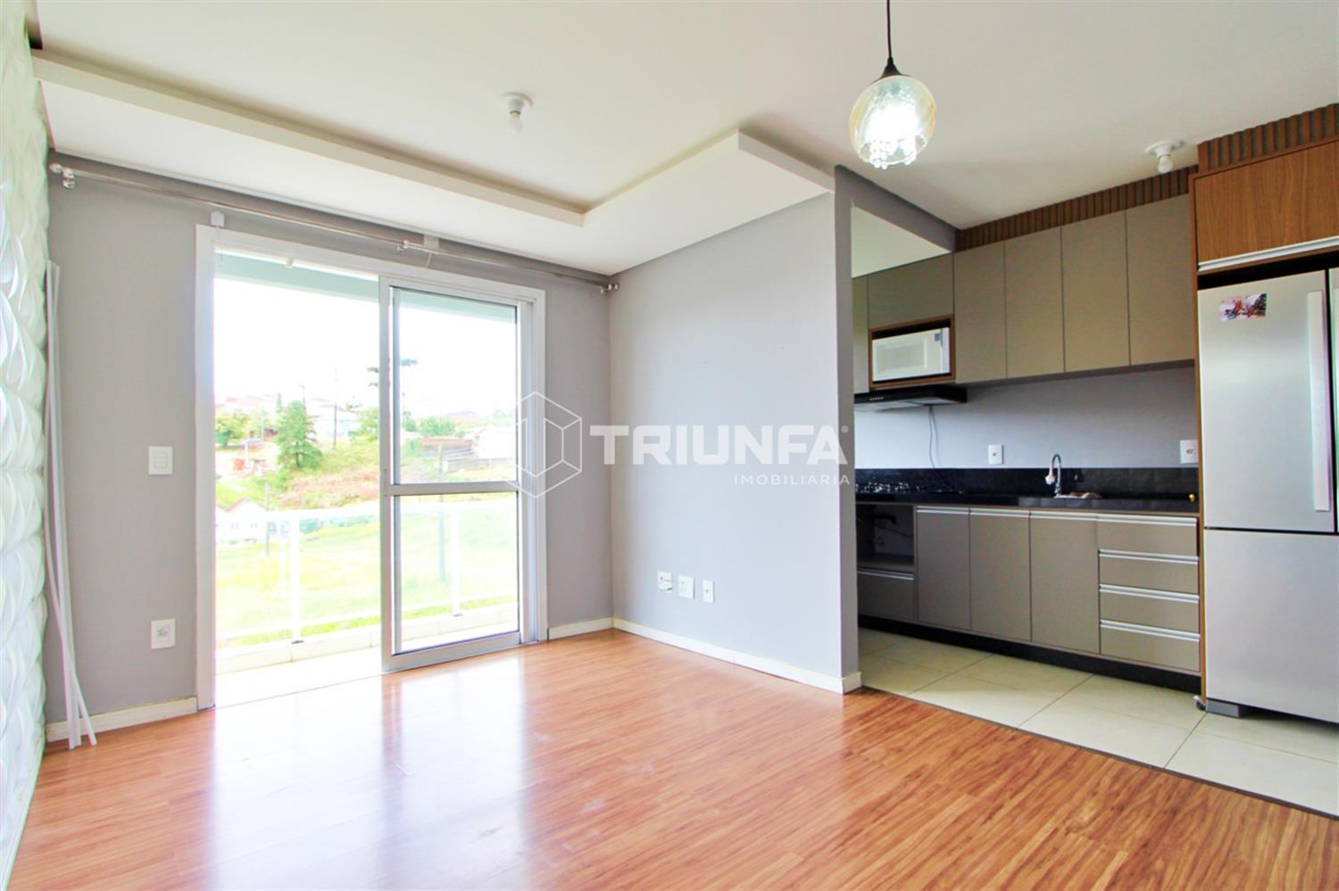 Apartamento com 2 dormitórios, sacada, cozinha com armários planejados, banheiro com box, área de serviço integrada e 1