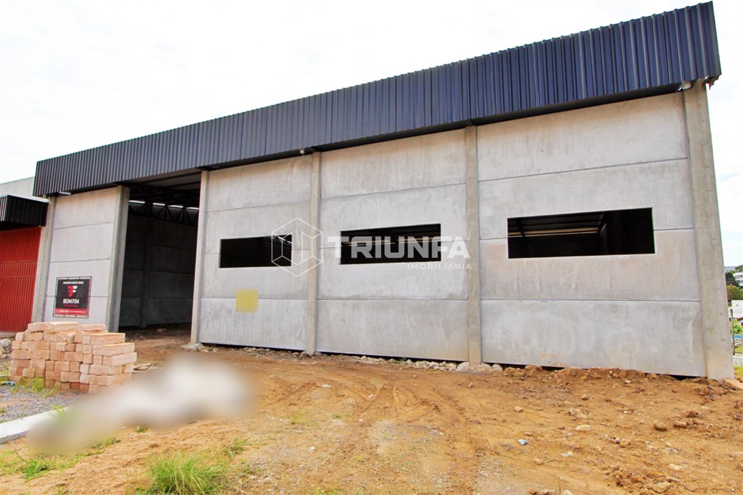 A Triunfa Imobiliária apresenta uma excelente oportunidade para quem busca um espaço amplo e moderno para instalar seu