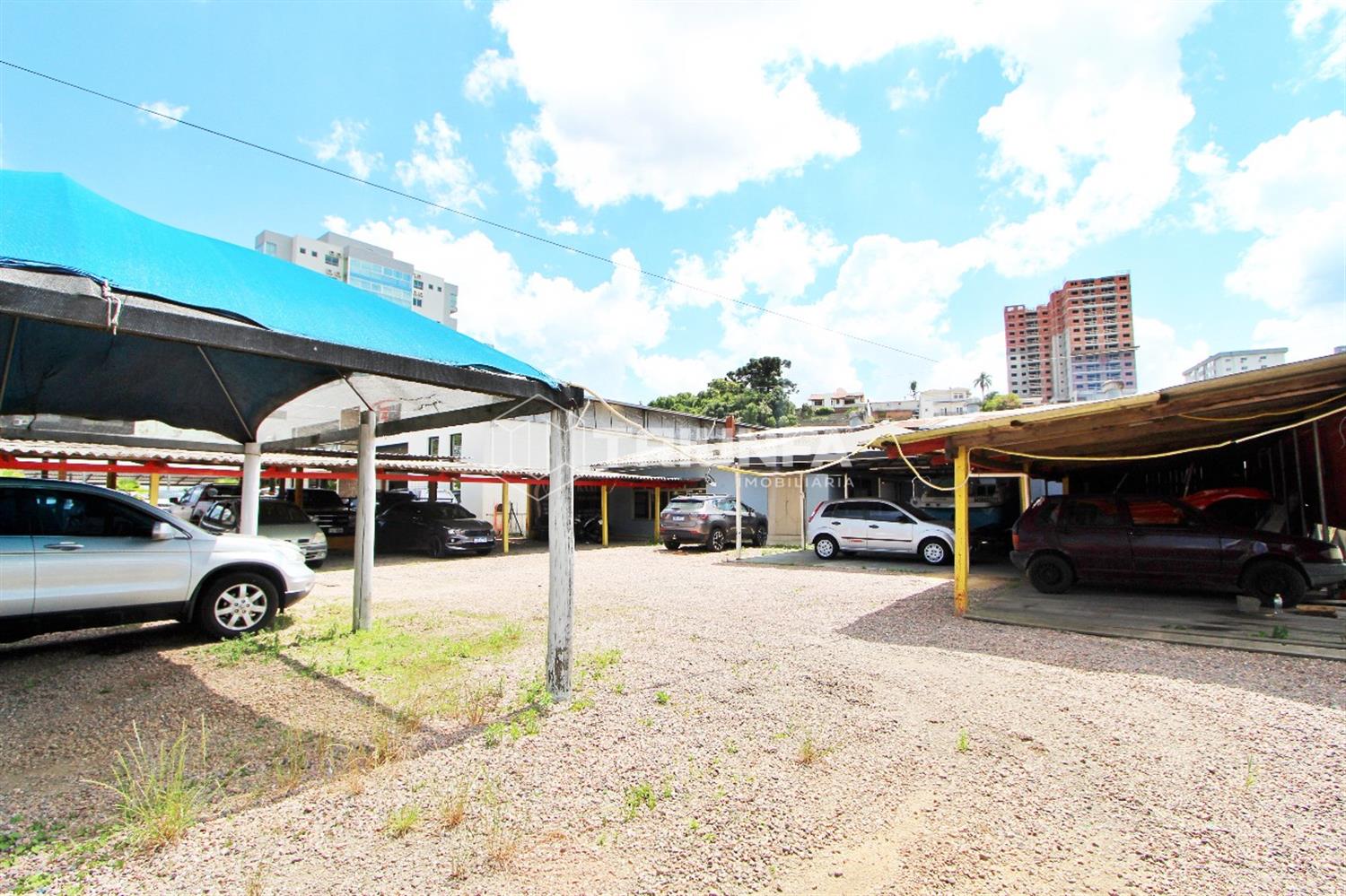 Imóvel comercial com amplo potencial e estrutura completa