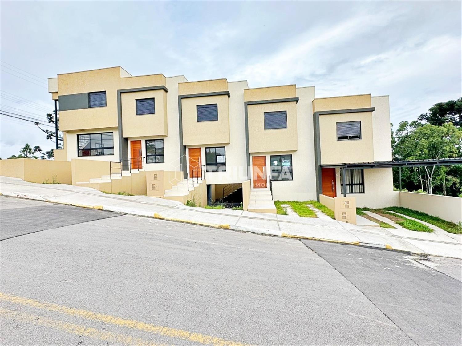 Sobrado duplex novo no bairro Monte Verde, com excelente posição solar em um local calmo e seguro.