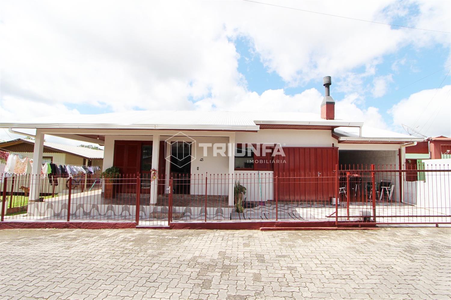 Em Farroupilha, no acolhedor bairro Primeiro de Maio, está à sua espera uma casa que conquista já na primeira visita.