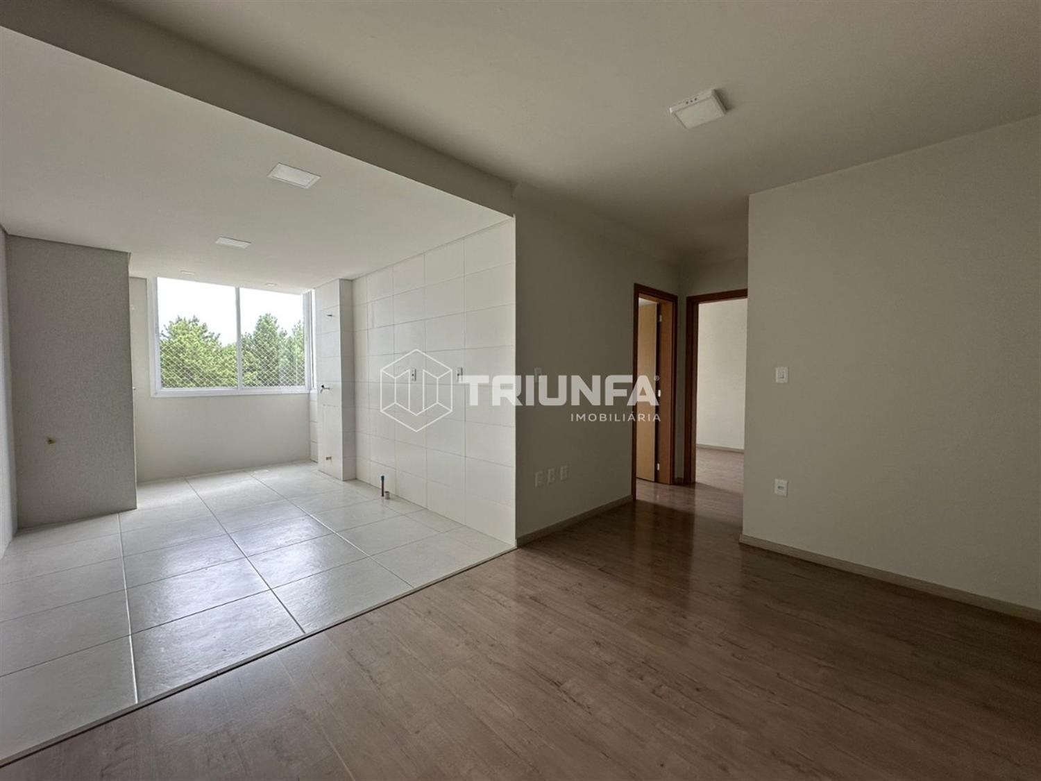 Apartamento à venda próximo ao centro, com excelente posição solar e ótima iluminação natural.