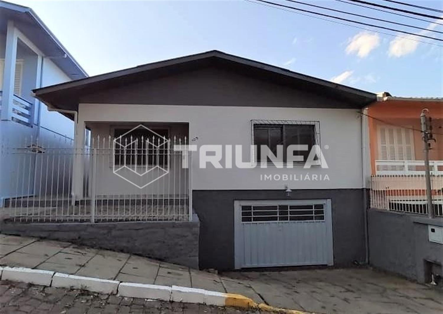 Casa à venda no Bairro Cinquentenário!