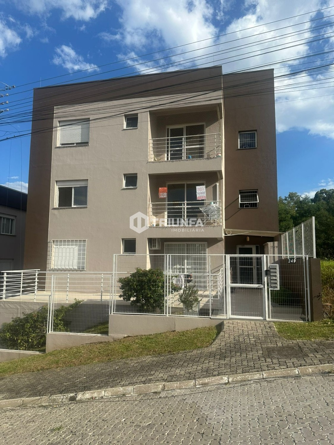 Encante-se com este charmoso apartamento localizado no bairro 1º de Maio, em Farroupilha.