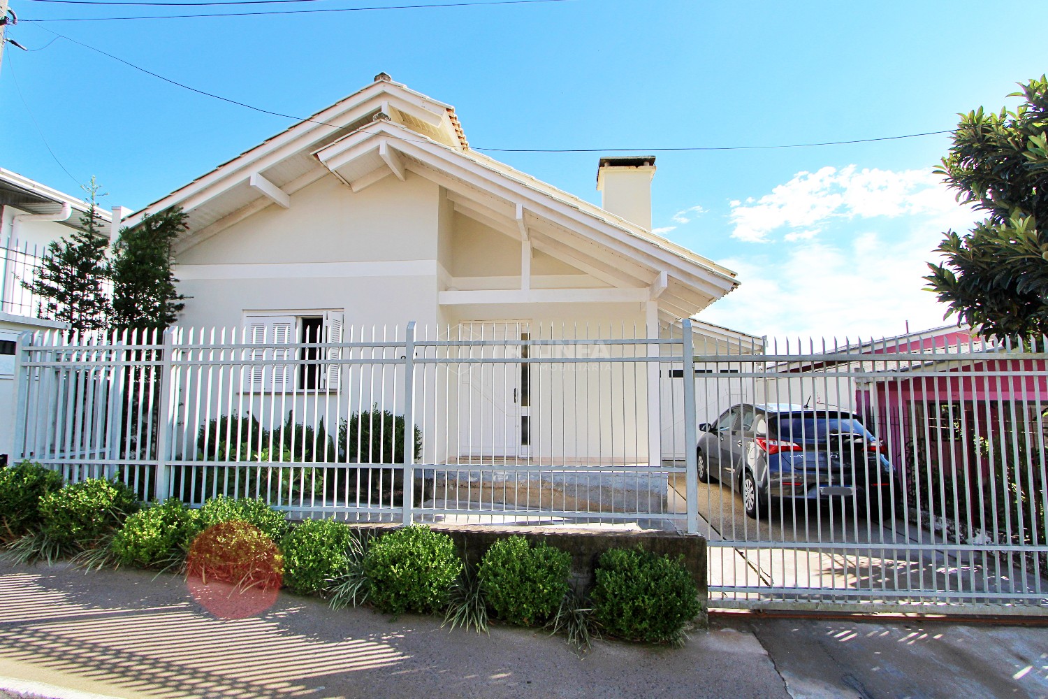 Localizada no bairro Cinquentenário, em Farroupilha, esta encantadora casa de dois dormitórios está disponível para