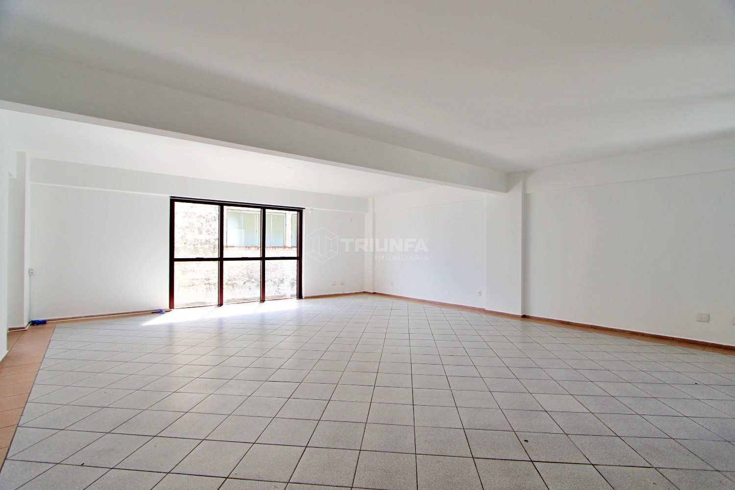 Sala comercial localizada no centro da cidade e conta com banheiro e dois elevadores.