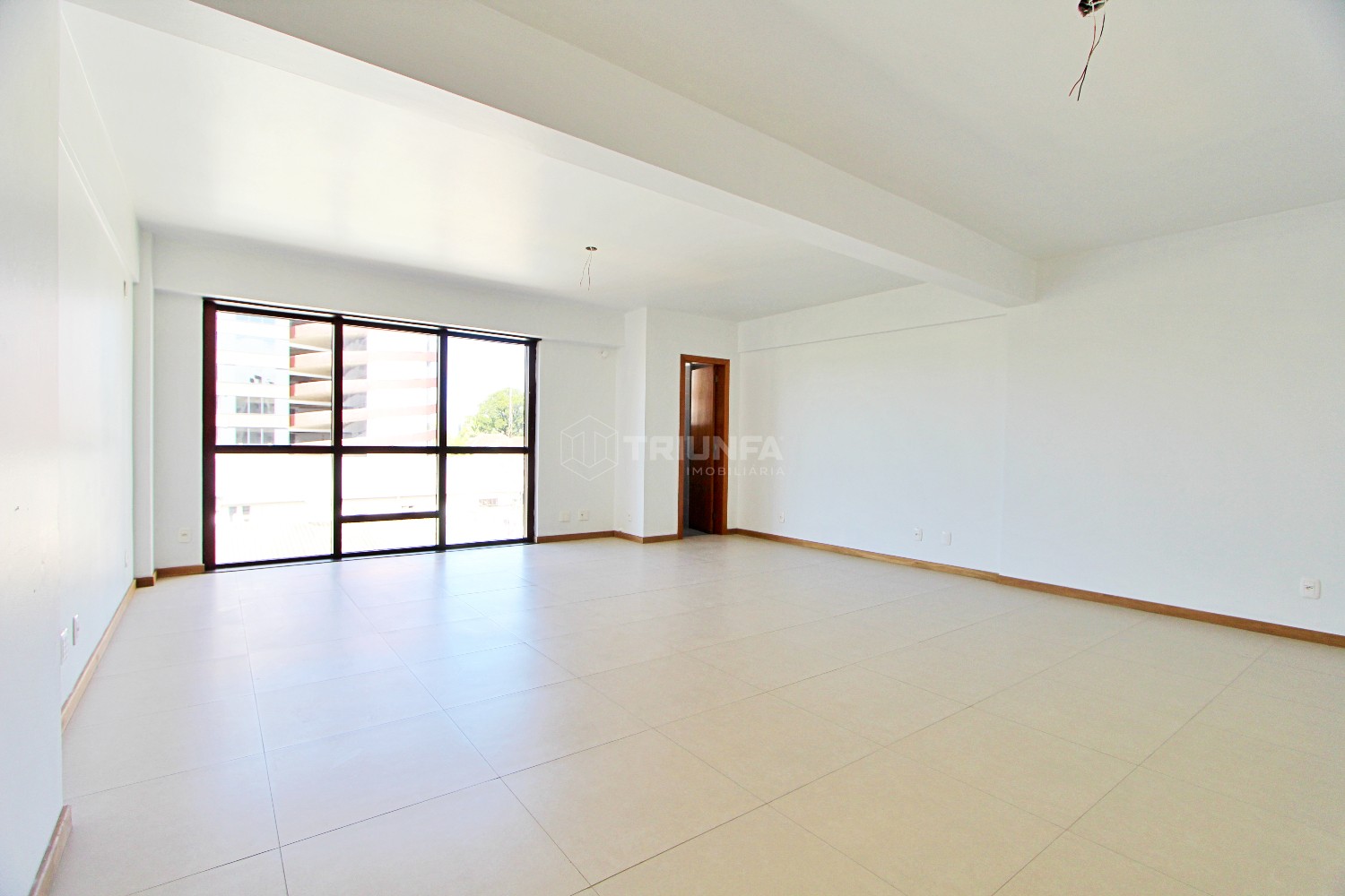 Sala comercial localizada no centro da cidade e conta com banheiro e dois elevadores.