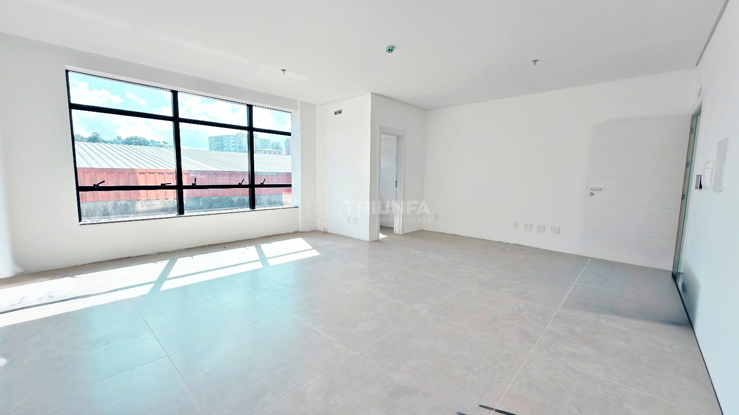 Excelente sala comercial localizada no Centro de Farroupilha, com fácil acesso e ótima visibilidade.