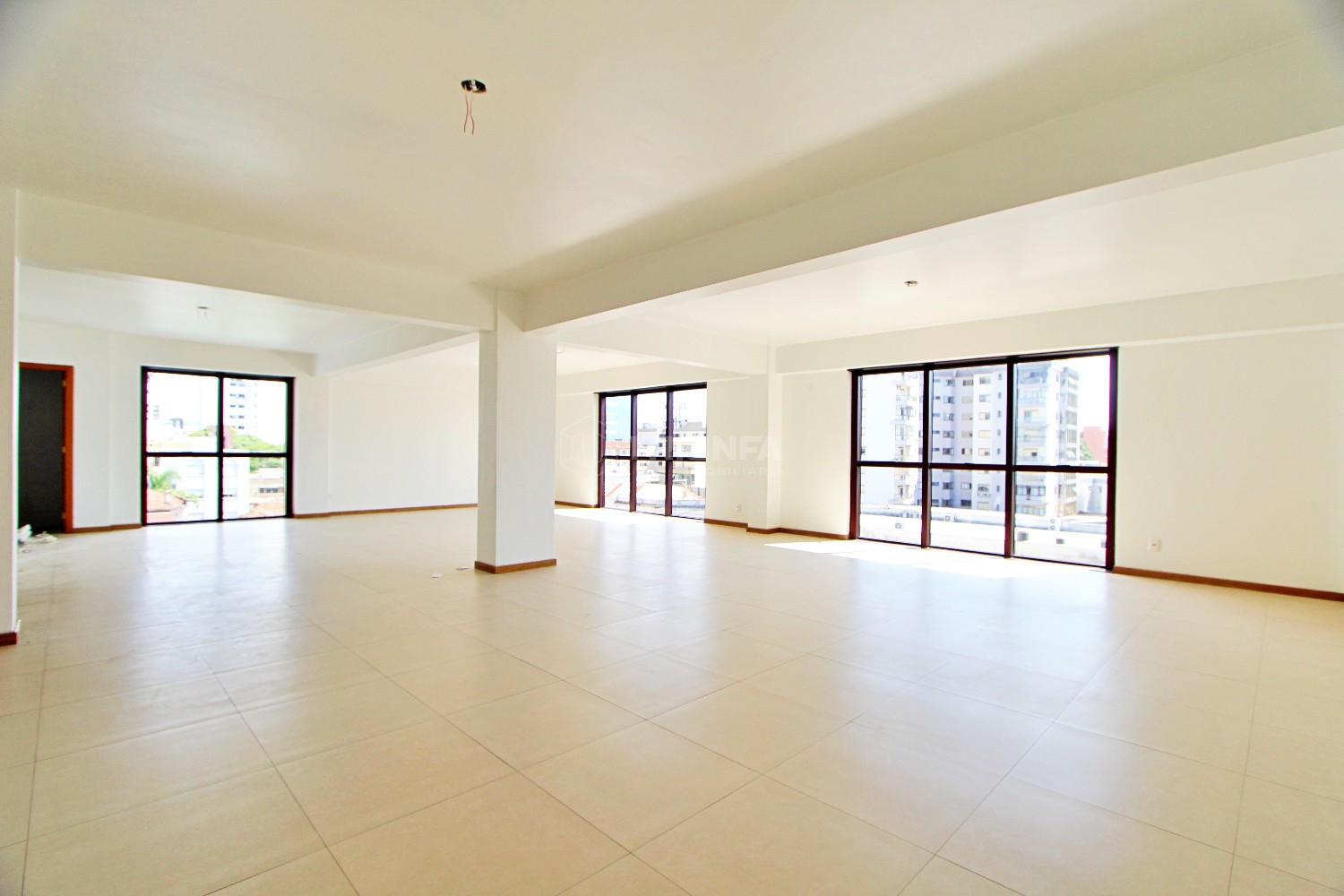 Sala comercial localizada no centro da cidade e conta com dois banheiros e dois elevadores.