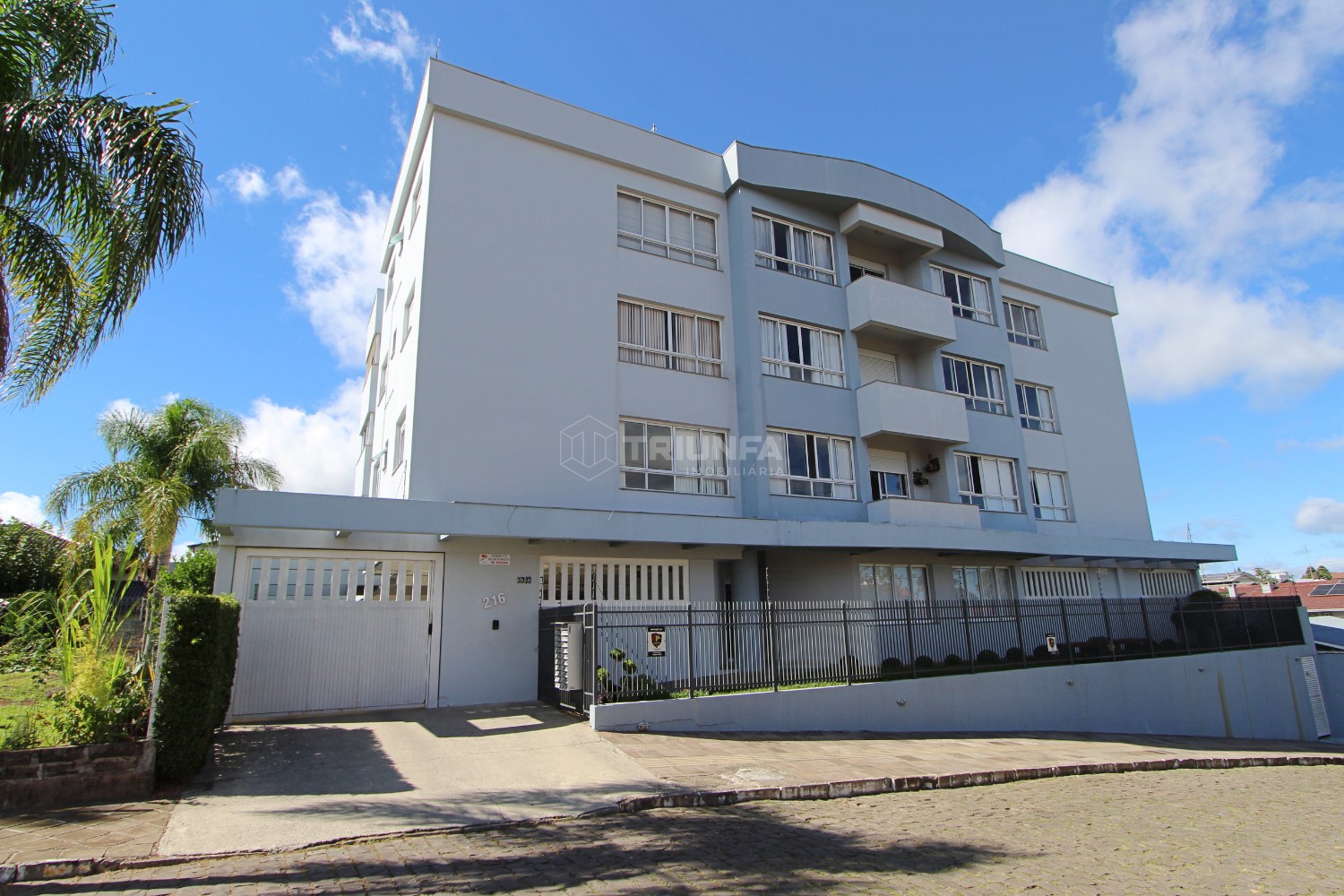 Localizado no bairro São Luiz, em Farroupilha, este apartamento semi-mobiliado oferece todo o conforto e praticidade