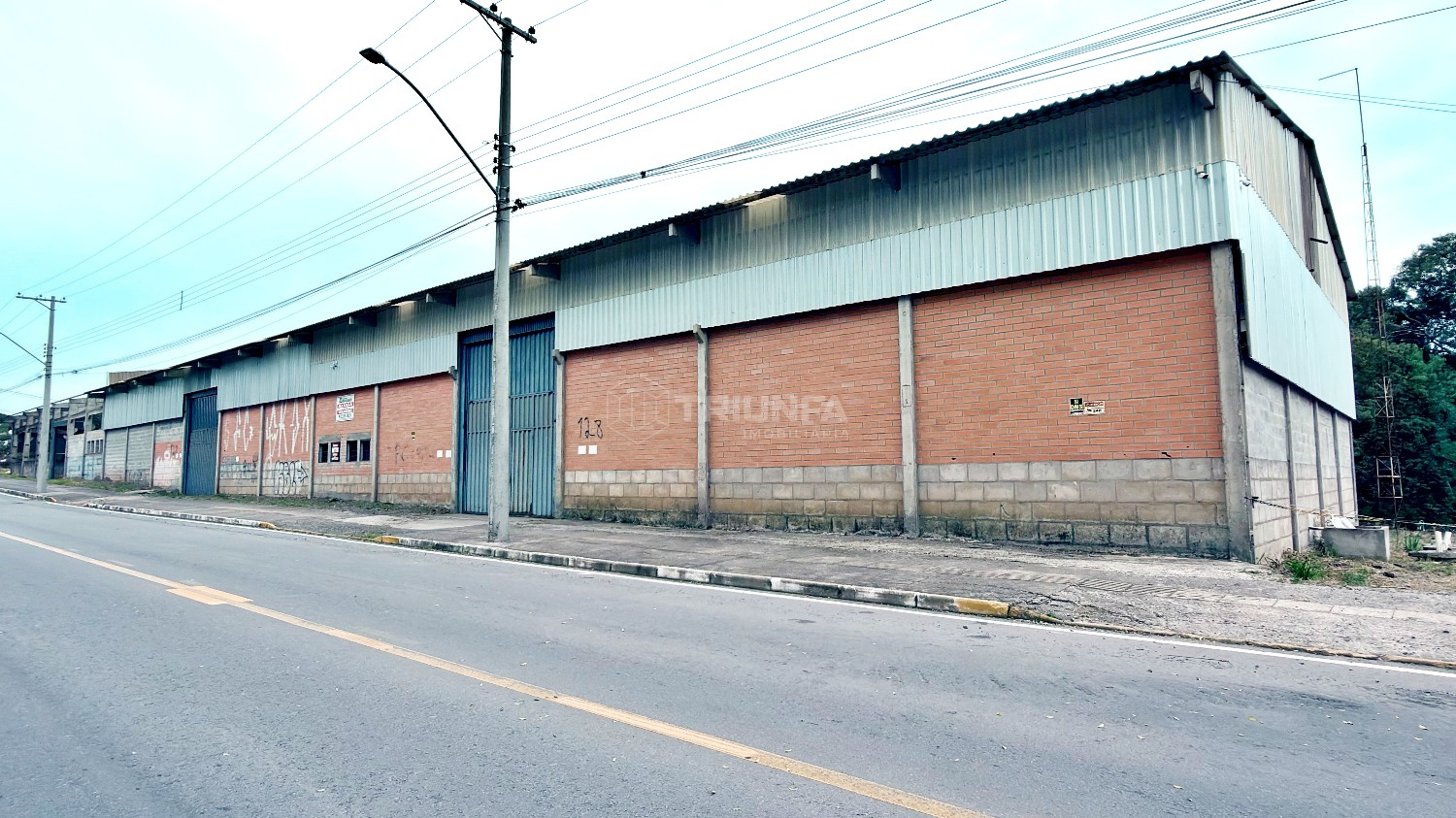 Empreendimento composto por três pavilhões de 540m² cada, com possibilidade de locação individual ou conjunta