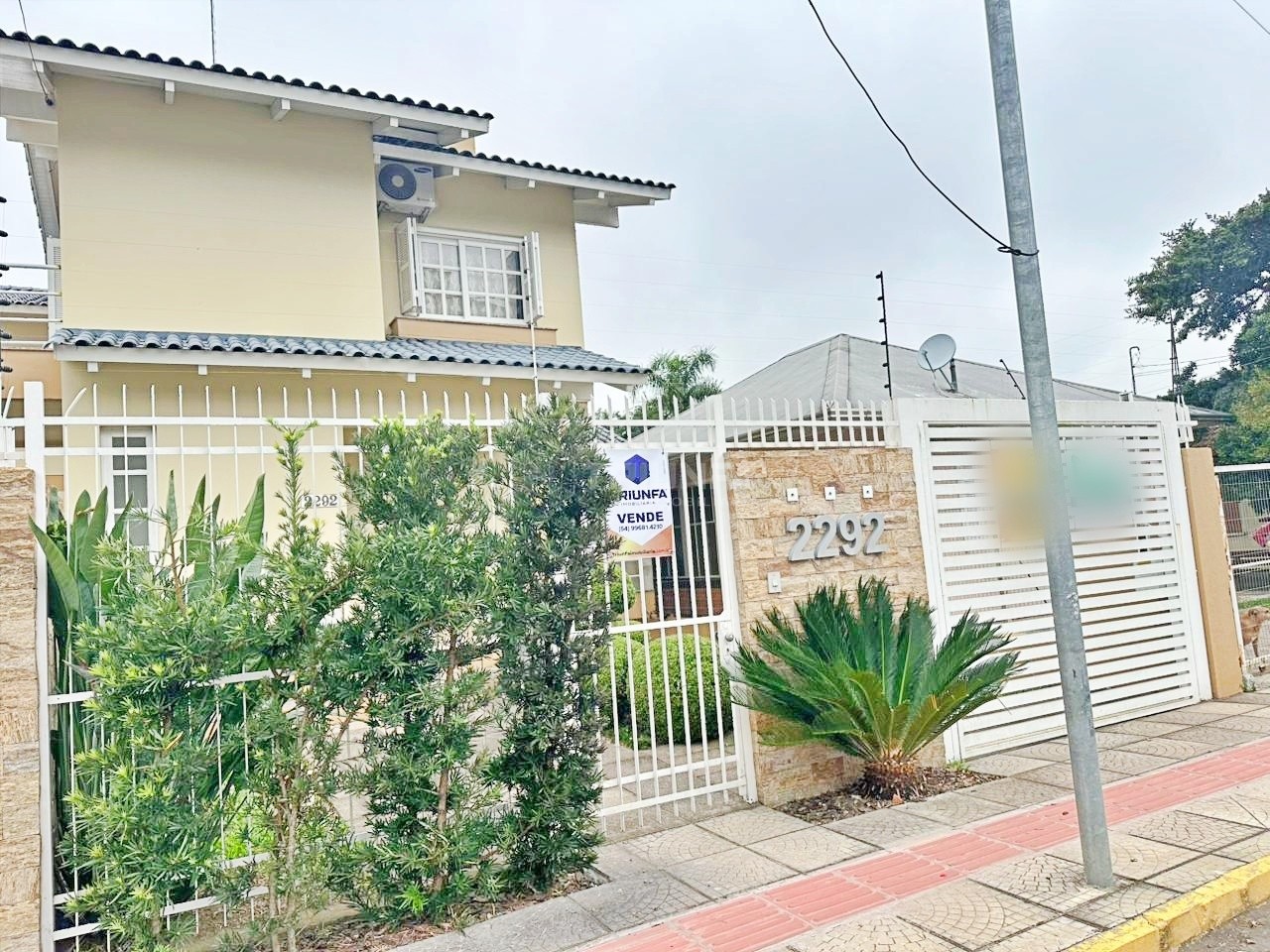 Localizada no bairro Vicentina, em Farroupilha, no estado do Rio Grande do Sul, esta bela casa está disponível para