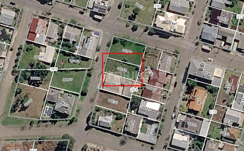 O terreno localizado no bairro São Luiz, em Farroupilha/RS, possui uma área total de 390m² e está disponível para venda.