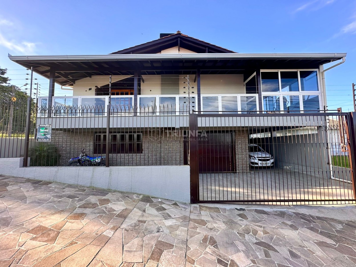 Localizada no bairro América, em Farroupilha/RS, esta casa de 4 dormitórios, sendo 1 suíte, é ideal para quem busca