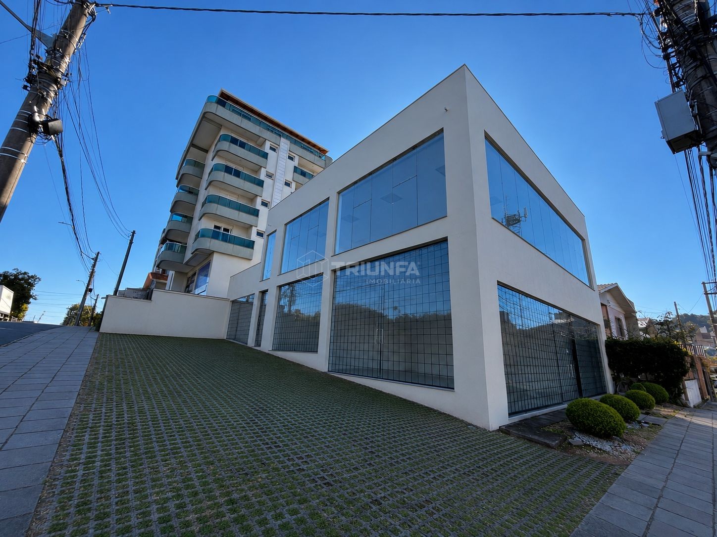Imponente sala comercial de esquina em uma das regiões mais estratégicas de Caxias do Sul, próxima à Casa de Pedra.
