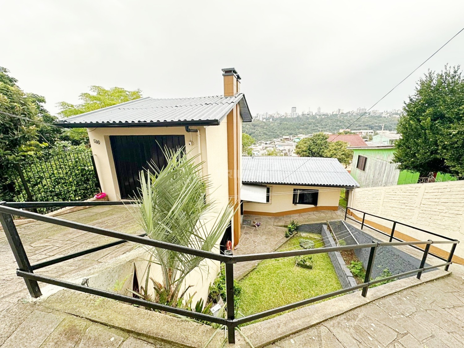 Localizada no bairro 1º de Maio, em Farroupilha/RS, esta casa semi-mobiliada está disponível para venda.
