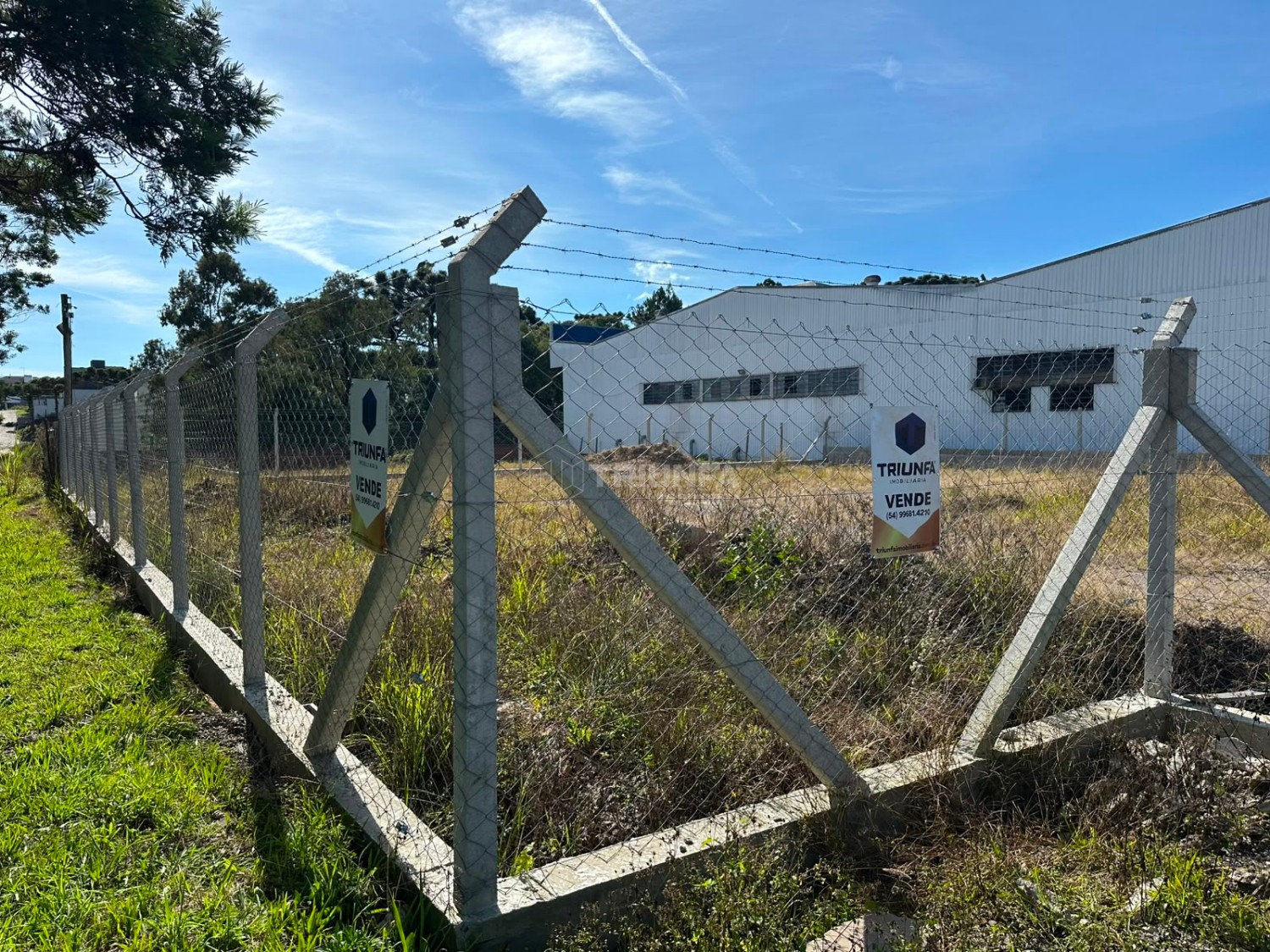 O terreno localizado no bairro São Francisco, em Farroupilha, no estado do Rio Grande do Sul, possui uma área total de